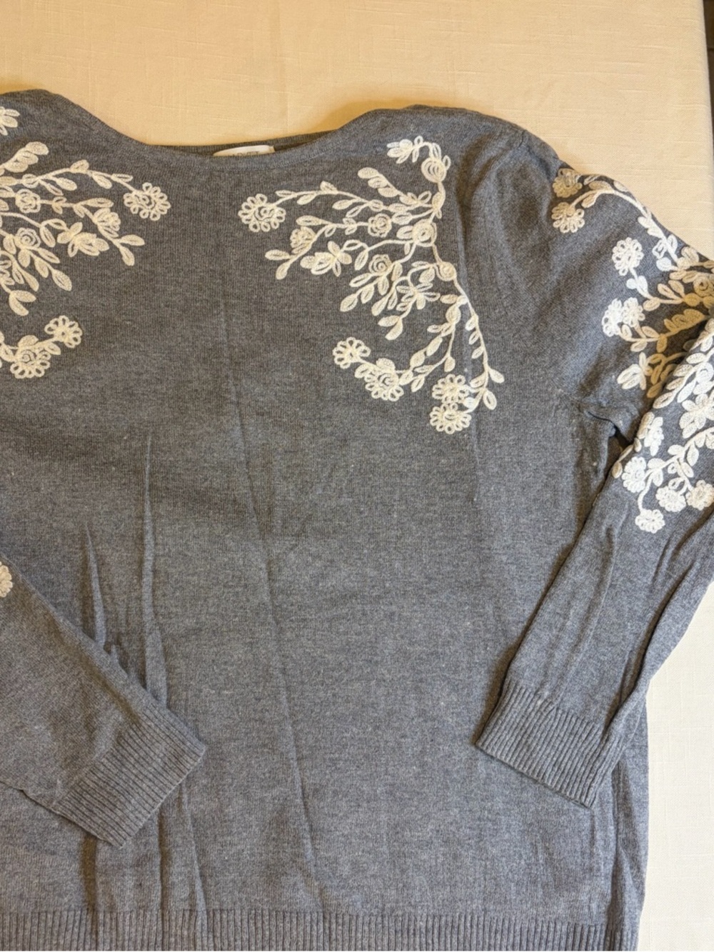 Market & Spruce Gray Crewneck Sweater with White Floral Embroidery - XL
